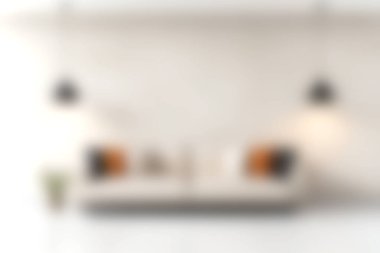 Dekoratif yastıklarla süslenmiş şık bir kanepe, sıcak ışıklandırma ve davetkar dekorasyon unsurlarıyla donatılmış güzel tasarlanmış modern bir oturma odası..