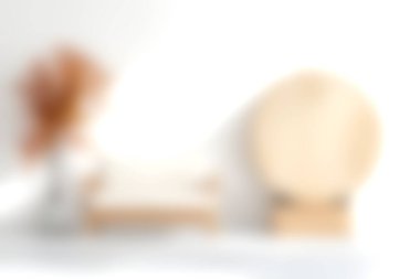 Sakin ve şık bir yaşam alanı nötr tonlara, yumuşak dokulara ve doğal ışığa sahip minimalist tasarım elementleri sergiliyor ve rahatlatıcı bir atmosfer yaratıyor..