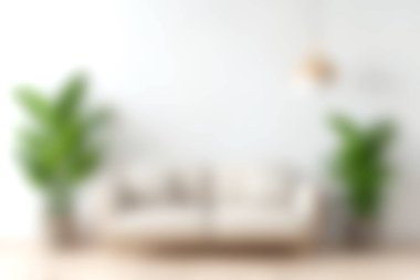 İçerisi canlı kapalı bitkilerle çevrili modern bir kanepenin olduğu rahat bir oturma odası. Güneş ışığı uzayı sıcak ve davetkar bir atmosfer yaratır, rahatlamak için mükemmeldir..