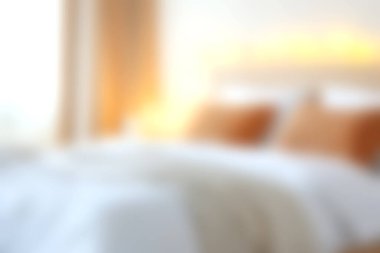 Bu resim, yumuşak ışıklandırma ve nötr renk paleti içeren rahat bir yatak odası düzenini sergiliyor, rahatlama ve rahatlama için mükemmel..