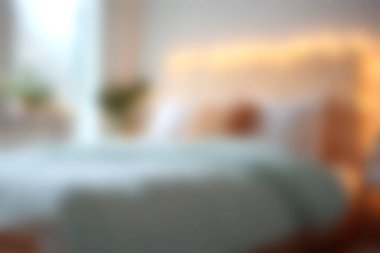 Huzurlu bir yatak odası sahnesi yumuşak çarşaflı rahat bir yatak odası, sıcak ortam aydınlatması ve ferahlatıcı bir çiçek dekoru, rahatlama ve rahatlama için mükemmel..