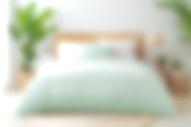 Yumuşak naneli yorgan örtüsü, doğal ahşap mobilyalar ve yemyeşil, rahatlama ve rahatlama için mükemmel bir yatak odası..