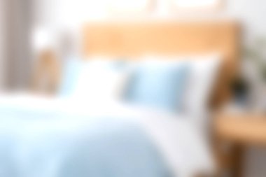 Yumuşak ve rahat bir yatak odası keşfedin. Açık mavi aksanlı ve doğal ahşap elementli. Huzurlu ve davetkar bir atmosfer yaratmak için mükemmel..