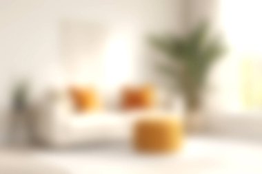 Bu davet odası, yemyeşil yemyeşil ve doğal ışıkla yıkanmış parlak yastıklarla süslenmiş rahat bir kanepeye sahiptir..