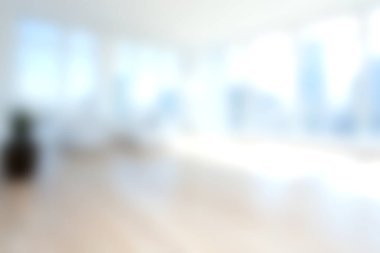 Bol miktarda doğal ışık getiren geniş pencereli modern bir ofis alanı. Bu parlak iç mekan modern bir ortamda konfor ve üretkenlik için tasarlanmıştır..