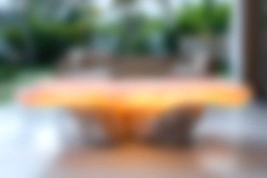 Bu resim, bereketli bir bahçenin ortasındaki güneş ışığını güzel yansıtan zarif bir açık hava yemek masası setini gösteriyor. Yaz toplantıları için ideal..