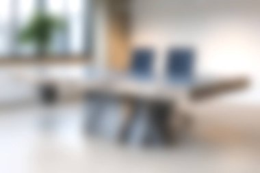 Minimalist mobilyaların, bol doğal ışığın ve üretken ve sakin bir ofis atmosferi için ideal taze yeşil bitkinin yer aldığı modern bir çalışma alanı..