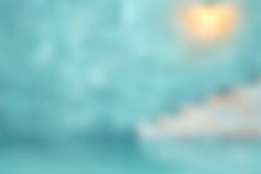 Hareketli bir deniz manzarası, yumuşak dalgaları yakalayan ve sakin mavi suları aydınlatan sıcak güneş ışığı. Huzuru uyandırmak ve kaçmak için mükemmel..