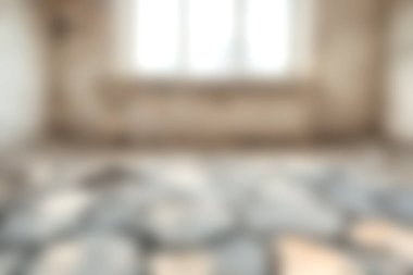 Tamamlanmamış bir odanın yumuşak ve bulanık iç görüntüsü içinde taş bir zemin ve doğal ışık sağlayan geniş bir pencere tasarım için mükemmel bir ilham kaynağı..