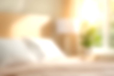 Yumuşak ışıklandırma, rahat mobilyalar ve biraz yeşillik içeren sakin bir yatak odası. Huzurlu ve davetkar bir atmosfer yaratmak için mükemmel..