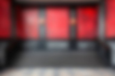 Bu resim, sanatsal projeleri veya tasarım kavramlarını geliştirmek için mükemmel, kırmızı duvar ve siyah aksanlı modern bir iç mekanın soyut bir temsilini içerir..