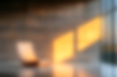 Yumuşak akşam ışığının yer aldığı sakin bir sahne minimalist mobilyaların üzerine yumuşak gölgeler düşürüyor, modern bir iç mekanda sakin bir atmosfer yaratıyor..