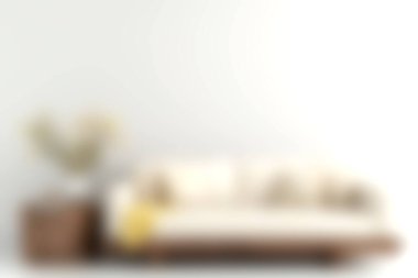 Dekoratif bir atışıyla süslenmiş rahat bir kanepenin sergilendiği güzel tasarlanmış modern bir oturma odası. Parlak, minimalist bir alan. Rahatlama ve tarz için mükemmel..