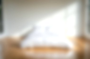 Huzurlu, minimalist, sıcak, doğal ışıkla yıkanmış, rahat, çift kişilik bir yatak odası keşfedin. Davet edilen alan, ahşap zemini ve sakin bir atmosferi ön plana çıkarıyor..