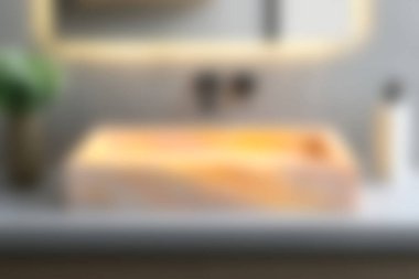 Modern lavabosu, şık ışıklandırması ve sıcak renk düzeni olan güzel tasarlanmış bir banyo tezgahı. Çağdaş mekanlar ve zarif dekorlar için mükemmel..