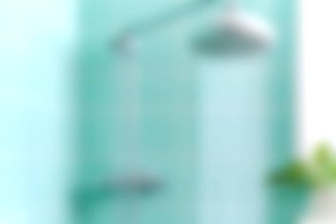 Huzurlu ve modern bir banyo sahnesi. Suyun aktığı şık bir duş başlığı, su fayansları ve yeşillik üzerine kurulmuş, rahatlatıcı bir atmosfer yaratıyor..