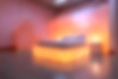 Bu rahat yatak odasında yumuşak ışıklar ve sıcak renkler var. Rahatlatıcı ve davetkar bir atmosfer yaratıyor. Rahatlamak ve huzur içinde dinlenmek için mükemmel..