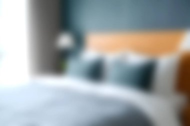 Bu resim dinlenmek için tasarlanmış şık, modern bir yatak odası yakalıyor, yumuşak yastıklar ve rahat bir ortam, barışçıl bir geri çekilme için mükemmel..