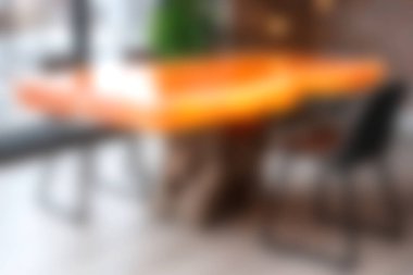 Çarpıcı bir modern toplantı masasında, doğal ahşap tabanlı parlak turuncu bir yüzey, davetkar ve şık bir çalışma alanı yaratıyor. İşbirliği ortamı için mükemmel..