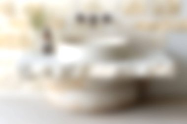 Beyaz seramik tabak ve doğal elementlerin yer aldığı sakin ve zarif bir minimalist masa. Yumuşak ışık davetkar atmosferi güçlendirir, yemek için mükemmeldir..