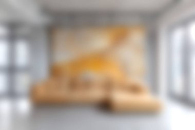 Rahat bir kanepe ve soyut duvar sanatının yer aldığı çarpıcı, modern bir oturma odası. Parlak doğal ışık, sıcak tonlarla iç güzelliği arttırır..