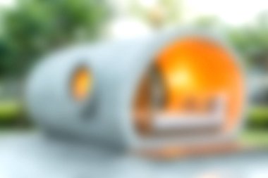 Bu resim, modern mimariyi yemyeşil ile harmanlayan eşsiz bir silindirik açık hava yaşam alanı sergiliyor. Davetkar bir geri çekilme sükunet ve rahatlığa ilham verir..