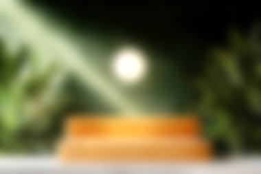 Bu sanatsal resim, yemyeşil yeşilliklerle çevrili parlak bir ışıkla aydınlatılmış yumuşak bir yüzeye sahiptir. Tasarım ve dekor kavramları için mükemmel.