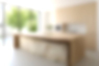 Geniş, ahşap bir ada ve yemyeşil bir yeşillik barındıran modern bir mutfak. Ev dekorasyonu için ideal, bu resim ışık dolu alanları ve çağdaş tasarımı vurgular.