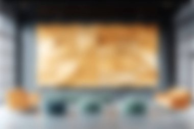 Şık koltukların ve çarpıcı duvar dekorunun olduğu modern bir oturma odası keşfedin. Bu çağdaş uzay rahatlık ve sanatsal yeteneği harmanlıyor, rahatlamak ve sosyalleşmek için mükemmel bir ortam yaratıyor..