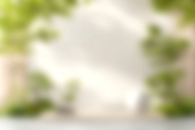 Yumuşak yeşillik ve doğal ışık içeren sakin bir açık alan, rahatlama ve iç gözlem için mükemmel. Refah ve ev tasarımı kavramları için ideal.