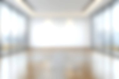 Bu resim geniş ve modern boş bir odayı, geniş pencereli, alanı doğal ışıkla dolduran, yaratıcı projeler ve rahatlama için mükemmel bir şekilde yakalar..