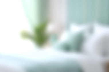 Yumuşak tekstil ve doğal ışığın yer aldığı davetkar bir yatak odası sahnesi. Dekor konfor ve zarafeti birleştiriyor, dinlenmek için sakin bir atmosfer yaratıyor..