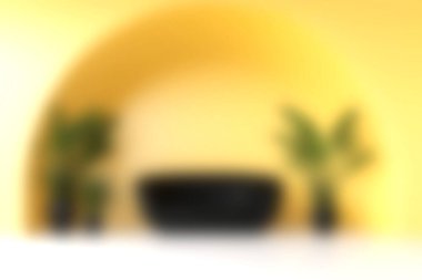 Çarpıcı sarı kemerli bir duvarı, şık siyah mobilyaları ve yemyeşil bitkileri olan rahat, modern bir oturma odası canlı ve davetkar bir atmosfer yaratıyor..