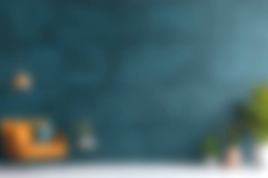 Mavi duvarı ve modern mobilyaları olan şık bir iç mekan. Ev dekorasyonu için mükemmel bir ortam yaratıyor..