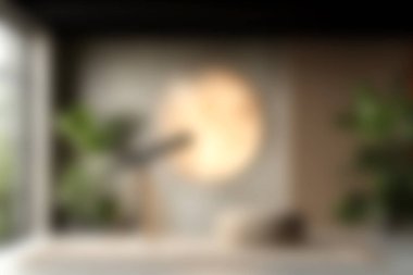 Bu resim, yumuşak ışıkla aydınlatılmış rahat ve modern bir iç mekan tasvir ediyor. Kompozisyonda şık mobilyalar, bitkiler ve sakin bir atmosfer yaratan soyut bir sanat eseri yer alıyor..