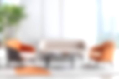 Parlak ve davetkar oturma odasında rahat bir atmosferi olan şık mobilyalar var. Rahatlama ve modern ev dekorasyonu için mükemmel..