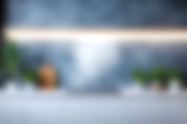 Yumuşak odaklı bir görüntü bitkilerle ve zarif dekorlarla minimalist bir iç mekan sergiliyor, sakin ve davetkar bir atmosfer yaratıyor. Tasarım için mükemmel..