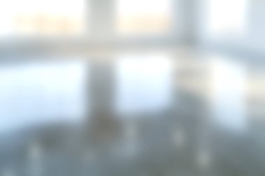 Bu parlak ve havadar boş alan, modern mimari veya tasarım kavramlarını sergilemek için ideal ışık yansımaları ve geniş pencereler içerir..