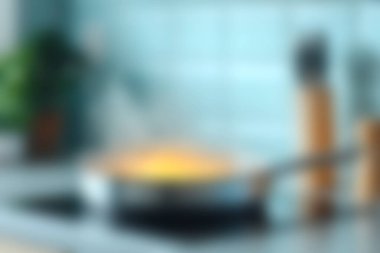 Canlı bir mutfak sahnesi fırında tavayı gösteriyor. Cızırdayan yiyeceklerden yükselen buharla. Mutfak yaratıcılığının ve ev yemeklerinin enerjisini vurguluyor..