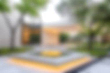 Bereketli yeşilliklerle çevrili geometrik bir su özelliğine sahip huzurlu ve güzel bir modern bahçe. Rahatlama ve ilham için ideal..