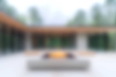 Modern oturma yerleriyle çevrili sıcak bir ateş çukurunun bulunduğu şık bir açık hava salonu deneyin. Yeşillik ortasındaki rahatlama ve sosyal toplantılar için ideal..