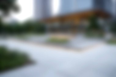 Şehir parkı ortamında verimli yeşilliğin yanı sıra modern mimarinin sergilendiği sakin bir şehir manzarası, rahatlık ve rahatlama için ideal..