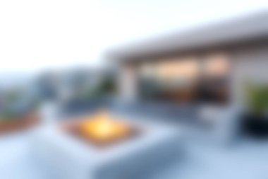 Rahat koltuklarla çevrili, nefes kesici günbatımı manzarasının keyfini çıkarırken rahatlamak için mükemmel, şık bir ateş çukurunun olduğu modern bir teras..