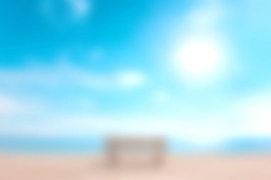 Yumuşak kumlu bir sahil sahnesi, yumuşak dalgalar ve parlak mavi bir gökyüzü. Huzur ve rahatlama hissi uyandırmak için mükemmel..