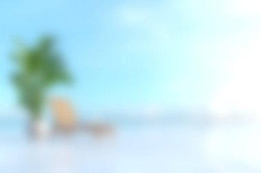 Şezlonga ve palmiye ağacına ev sahipliği yapan parlak ve davetkar bir plaj sahnesi. Yaz tatili için mükemmel. Seyahat ve tatil temaları için ideal.