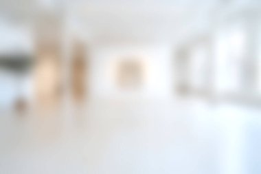 Parlak ve minimalist boş modern çatı katı doğal ışıkla dolu davetkar bir alan sunuyor. Yaratıcı projeler veya iç tasarım kavramları için ideal.