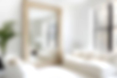 Lüks mobilyaların ve parlak doğal ışığın olduğu rahat, modern bir oturma odası. Minimalist tasarım dingin ortam ve görsel çekiciliğe katkı sağlar.