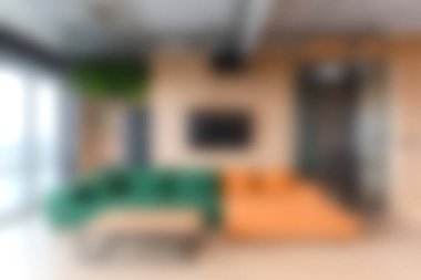 Canlı renklerde rahat mobilyaların, geniş pencerelerin doğal ışığa izin verdiği modern bir oturma odası ve çağdaş bir estetik tasarım..