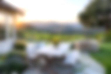 Güneşin doğuşunda sakin bir manzaranın sergilendiği, evde ya da bahçe ortamında rahatlama ve rahatlama için mükemmel bir açık hava..