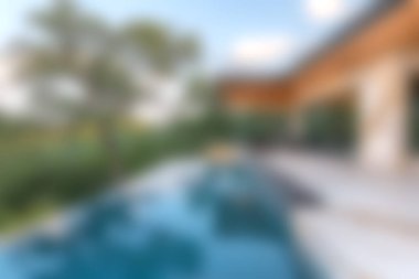 Lüks ve doğayı harmanlayan sakin bir havuz kenarı inzivası yaşayın. Bu sakin alan, yemyeşil ve parlak gökyüzünün ortasında rahatlamaya davet ediyor..